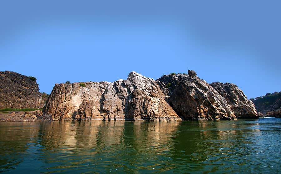 shutterstock_647153026-marble-rocks-of-bhedaghat